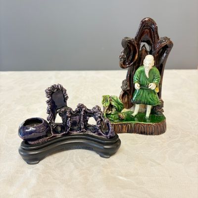 A Chinese aubergine-glazed brush rest and a famille verte sancai biscuit group — foto 1