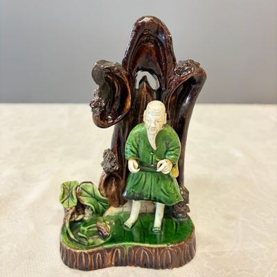 A Chinese aubergine-glazed brush rest and a famille verte sancai biscuit group — foto 2