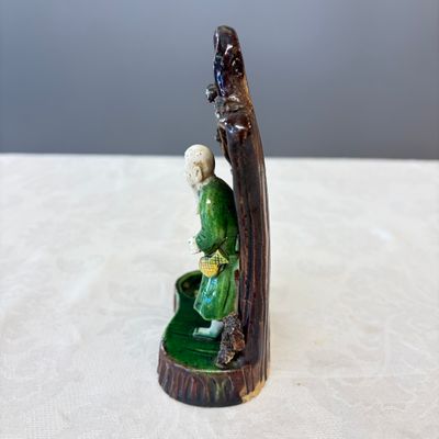 A Chinese aubergine-glazed brush rest and a famille verte sancai biscuit group — foto 3