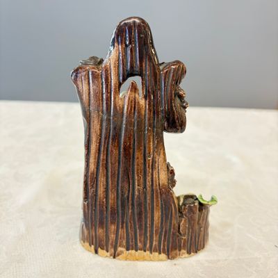 A Chinese aubergine-glazed brush rest and a famille verte sancai biscuit group — foto 4