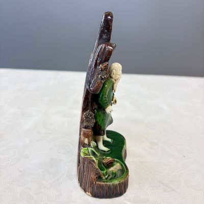 A Chinese aubergine-glazed brush rest and a famille verte sancai biscuit group — foto 5