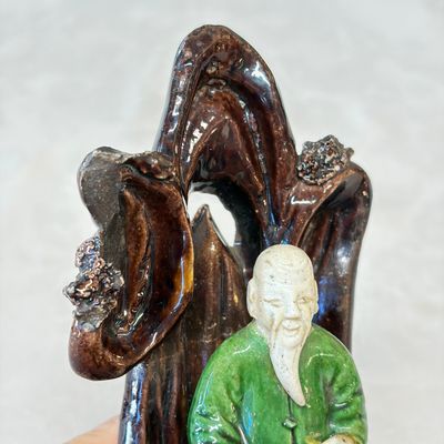 A Chinese aubergine-glazed brush rest and a famille verte sancai biscuit group — foto 6