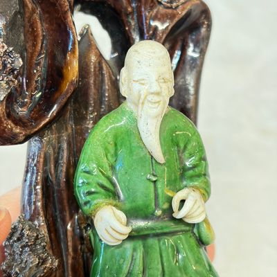 A Chinese aubergine-glazed brush rest and a famille verte sancai biscuit group — foto 7