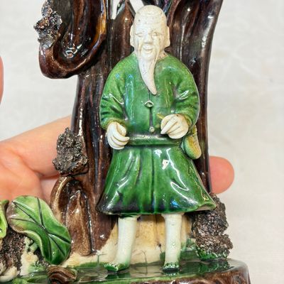 A Chinese aubergine-glazed brush rest and a famille verte sancai biscuit group — foto 8