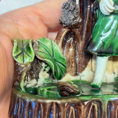 A Chinese aubergine-glazed brush rest and a famille verte sancai biscuit group — foto 9