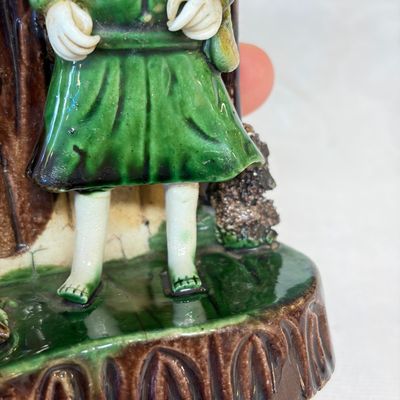 A Chinese aubergine-glazed brush rest and a famille verte sancai biscuit group — foto 10