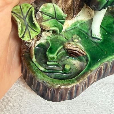 A Chinese aubergine-glazed brush rest and a famille verte sancai biscuit group — foto 11