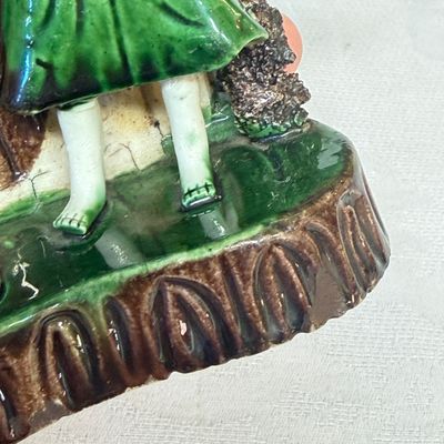 A Chinese aubergine-glazed brush rest and a famille verte sancai biscuit group — foto 12