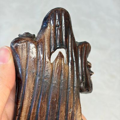 A Chinese aubergine-glazed brush rest and a famille verte sancai biscuit group — foto 13