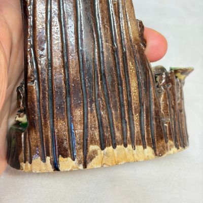 A Chinese aubergine-glazed brush rest and a famille verte sancai biscuit group — foto 14