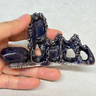 A Chinese aubergine-glazed brush rest and a famille verte sancai biscuit group — foto 15