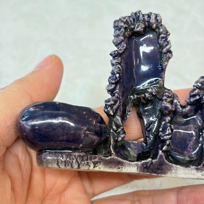 A Chinese aubergine-glazed brush rest and a famille verte sancai biscuit group — foto 17