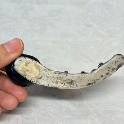 A Chinese aubergine-glazed brush rest and a famille verte sancai biscuit group — foto 21