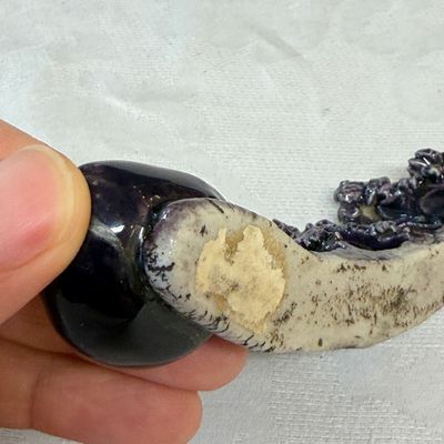 A Chinese aubergine-glazed brush rest and a famille verte sancai biscuit group — foto 22