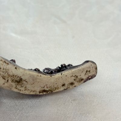A Chinese aubergine-glazed brush rest and a famille verte sancai biscuit group — foto 23