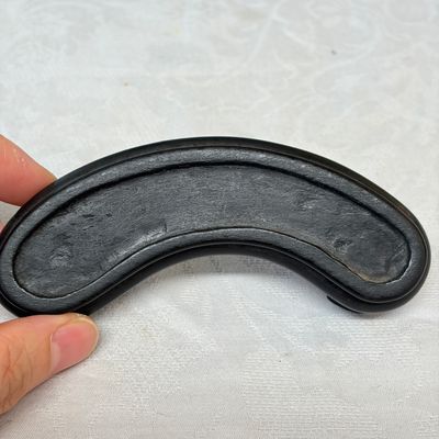 A Chinese aubergine-glazed brush rest and a famille verte sancai biscuit group — foto 24