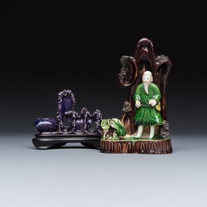 A Chinese aubergine-glazed brush rest and a famille verte sancai biscuit group — foto 1