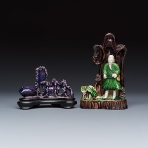 A Chinese aubergine-glazed brush rest and a famille verte sancai biscuit group — foto 2