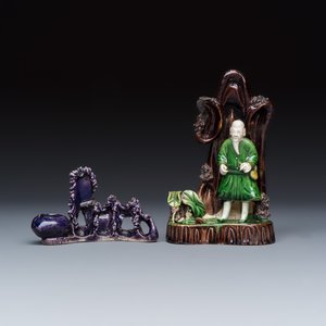 A Chinese aubergine-glazed brush rest and a famille verte sancai biscuit group — foto 3
