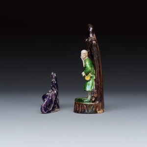A Chinese aubergine-glazed brush rest and a famille verte sancai biscuit group — foto 4