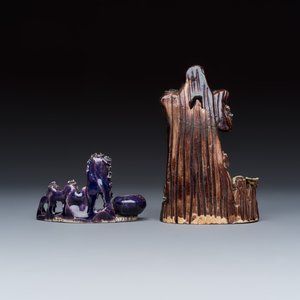 A Chinese aubergine-glazed brush rest and a famille verte sancai biscuit group — foto 5