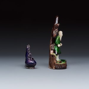 A Chinese aubergine-glazed brush rest and a famille verte sancai biscuit group — foto 6