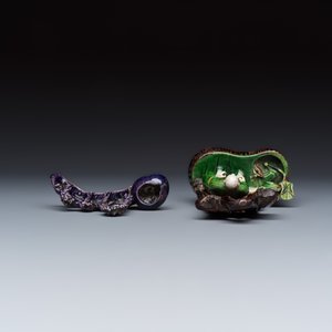 A Chinese aubergine-glazed brush rest and a famille verte sancai biscuit group — foto 7