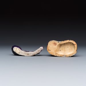 A Chinese aubergine-glazed brush rest and a famille verte sancai biscuit group — foto 8