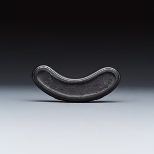 A Chinese aubergine-glazed brush rest and a famille verte sancai biscuit group — foto 9