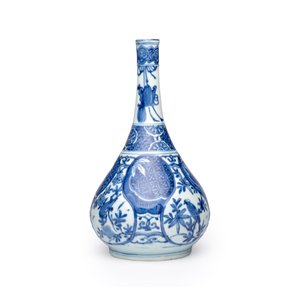 A Chinese blue and white 'Bird among Flowering Branches' bottle vase — photo 4