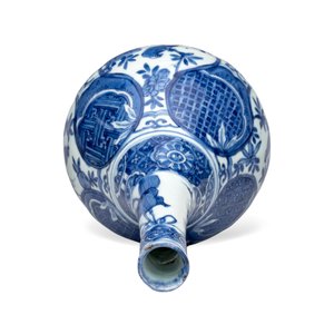 A Chinese blue and white 'Bird among Flowering Branches' bottle vase — photo 9
