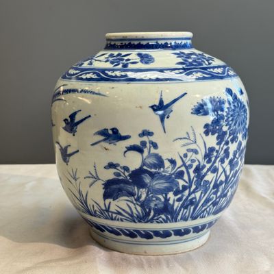 A Chinese blue and white 'Birds Among Flowers' vase — photo 2