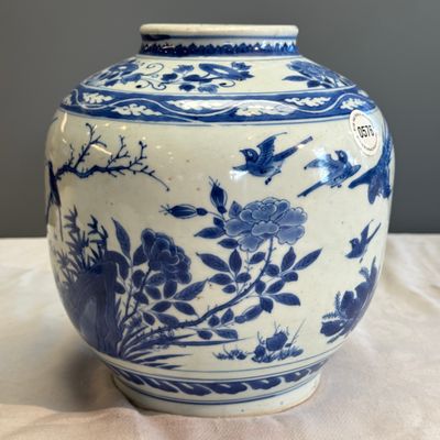 A Chinese blue and white 'Birds Among Flowers' vase — photo 4