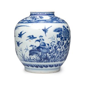 A Chinese blue and white 'Birds Among Flowers' vase — photo 3