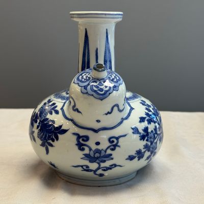 A Chinese blue and white 'Birds among Flowering Branches' kendi — photo 4