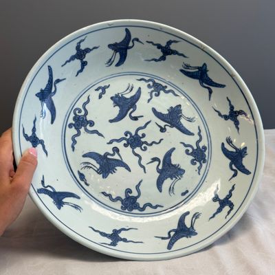 A Chinese blue and white 'Cranes and Flying Horses' dish — foto 1