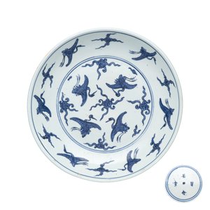 A Chinese blue and white 'Cranes and Flying Horses' dish — foto 1