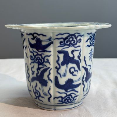 A Chinese blue and white 'Cranes' flowerpot — photo 1