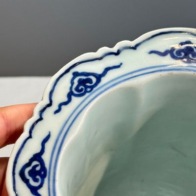 A Chinese blue and white 'Cranes' flowerpot — photo 14