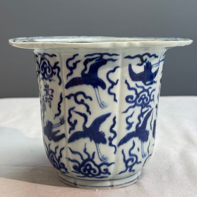 A Chinese blue and white 'Cranes' flowerpot — photo 2