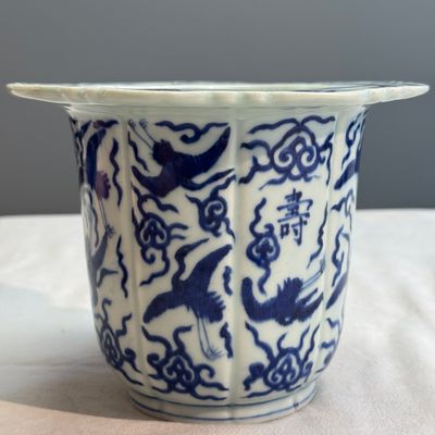 A Chinese blue and white 'Cranes' flowerpot — photo 3