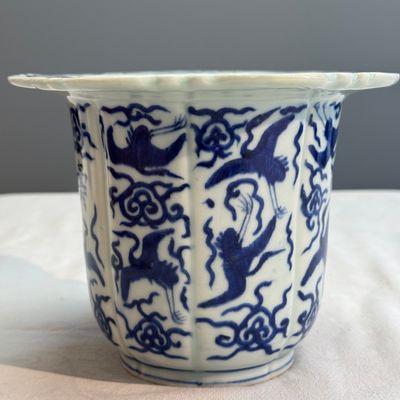 A Chinese blue and white 'Cranes' flowerpot — photo 4