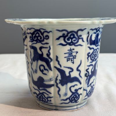 A Chinese blue and white 'Cranes' flowerpot — photo 5