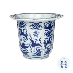 A Chinese blue and white 'Cranes' flowerpot — photo 1