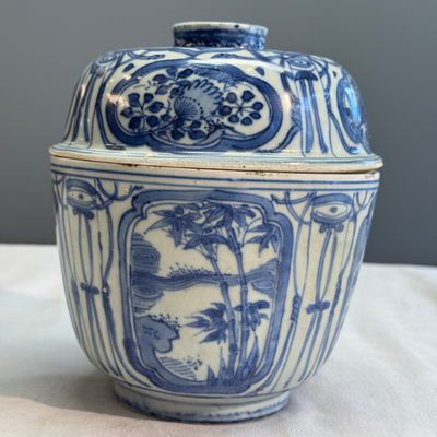 A Chinese blue and white 'Crow' cup or bowl and cover, Hatcher Cargo — photo 1