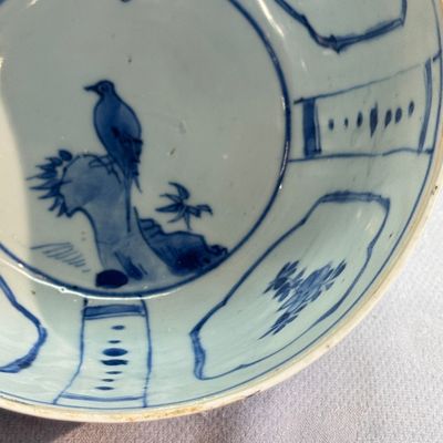 A Chinese blue and white 'Crow' cup or bowl and cover, Hatcher Cargo — photo 15
