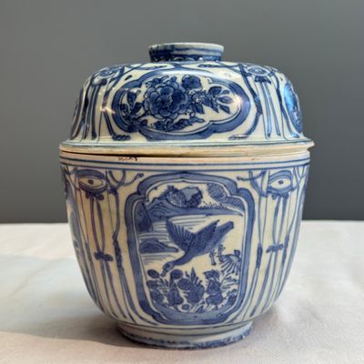 A Chinese blue and white 'Crow' cup or bowl and cover, Hatcher Cargo — photo 2
