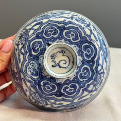 A Chinese blue and white 'Crow' cup or bowl and cover, Hatcher Cargo — photo 28