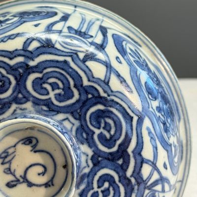 A Chinese blue and white 'Crow' cup or bowl and cover, Hatcher Cargo — photo 31