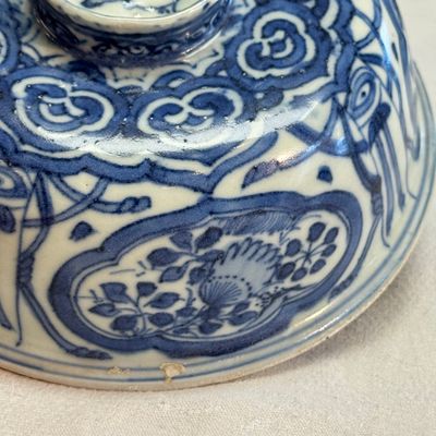 A Chinese blue and white 'Crow' cup or bowl and cover, Hatcher Cargo — photo 32